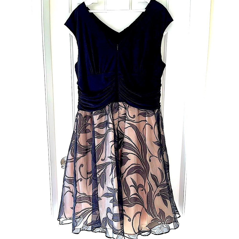 Gorgeous special occasion, dress formal black top in knit in a V-neck